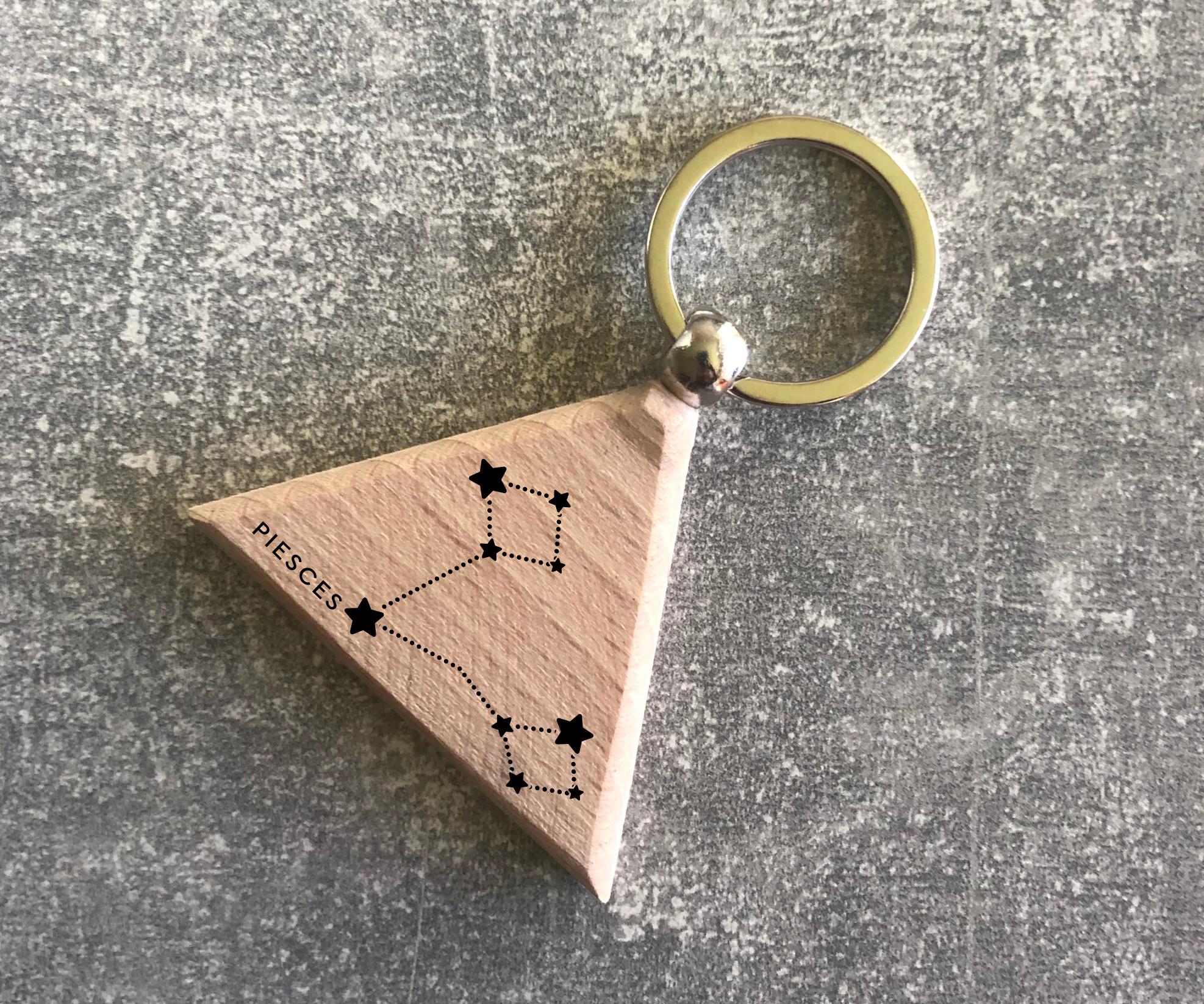 Брелок деревянный треугольный с созвездием зодиака "Рыбы" (15010304012)