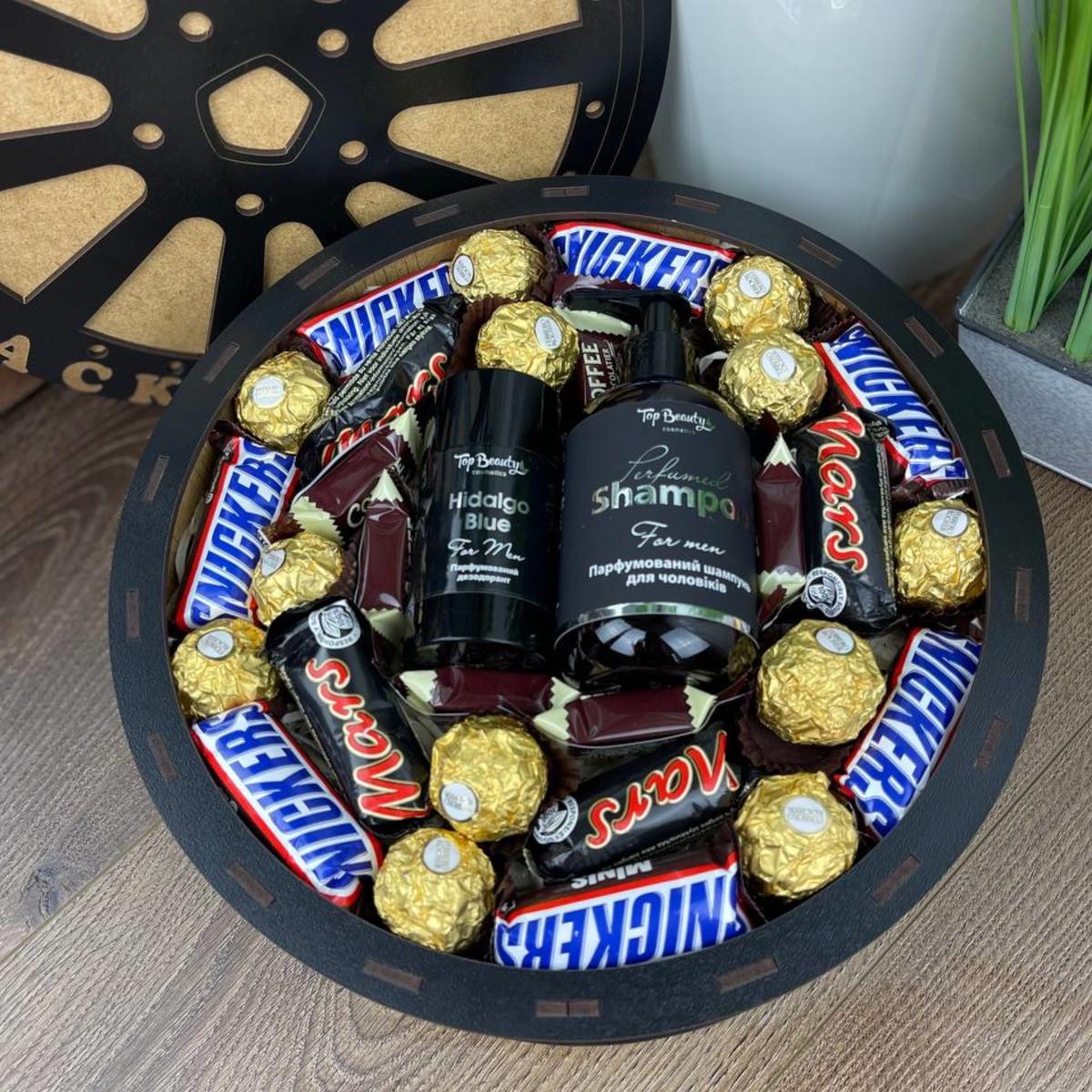 Подарочный бокс с конфетами и косметикой для мужчины на праздник (box57)