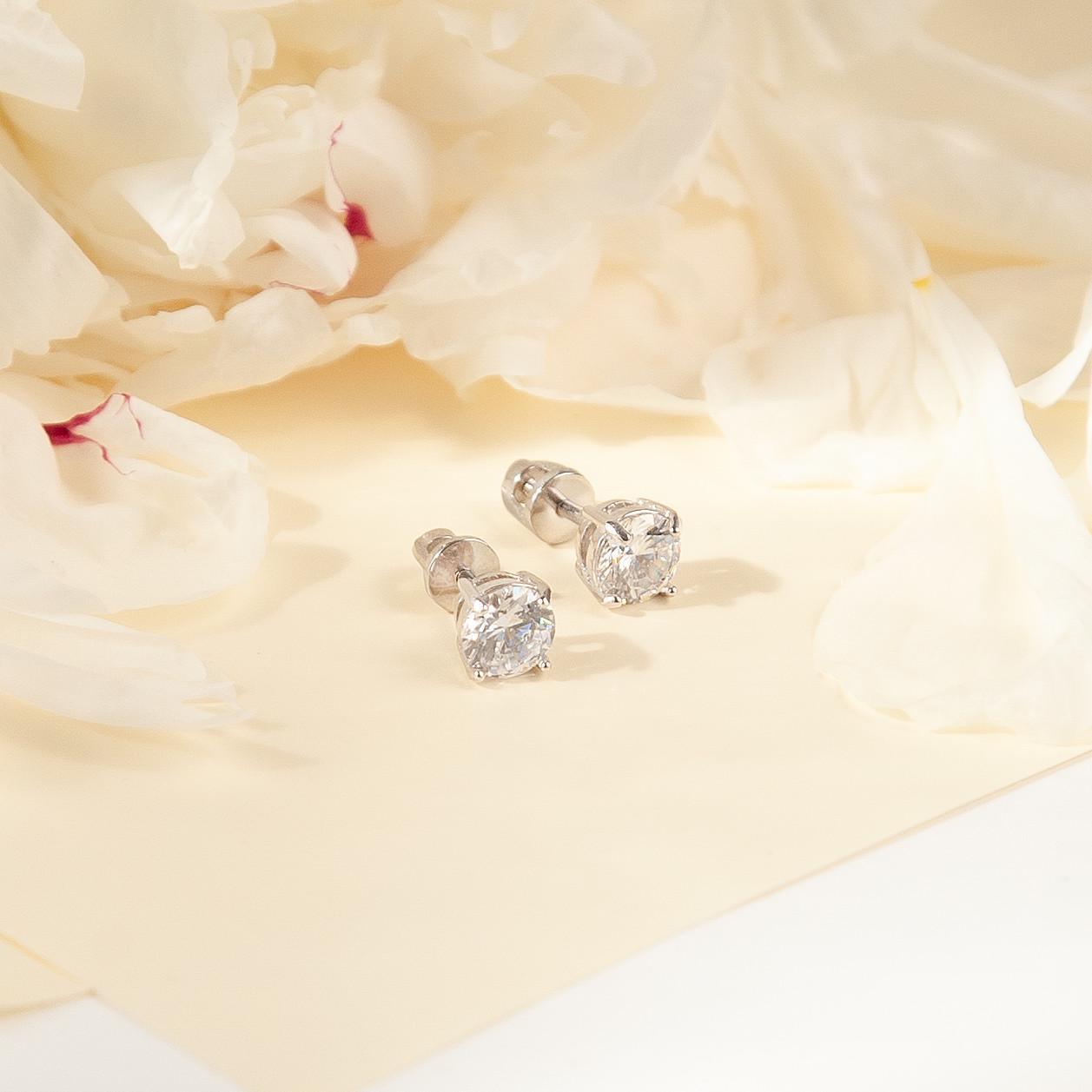 Серьги серебряные пусеты классические с белыми вставками Серьги серебряные пусеты классические с белыми вставками