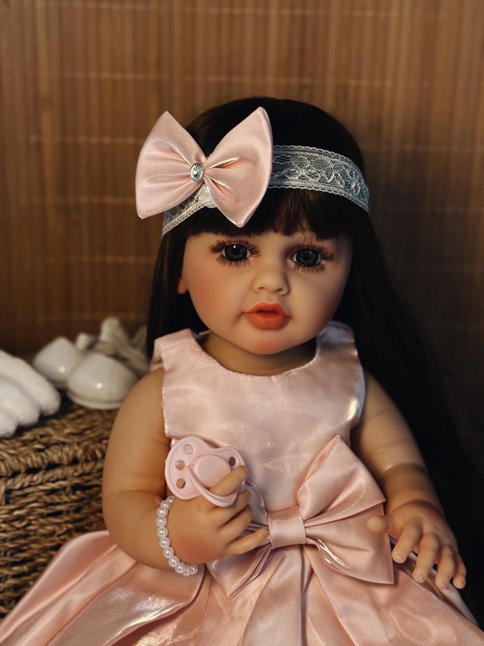 Кукла кукла реалистичная KEIUMI винил-силиконовая в платье с повязкой и аксессуары 55 см Бежевый - фото 4 Кукла кукла реалистичная KEIUMI винил-силиконовая в платье с повязкой и аксессуары 55 см Бежевый - фото 4