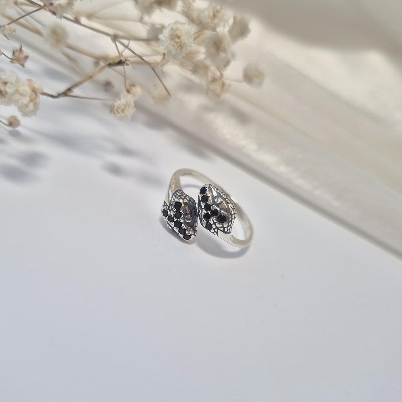 Кольцо Змея с черными камнями серебро 925 пробы черненное 3,16 г р. 19 (1351к)