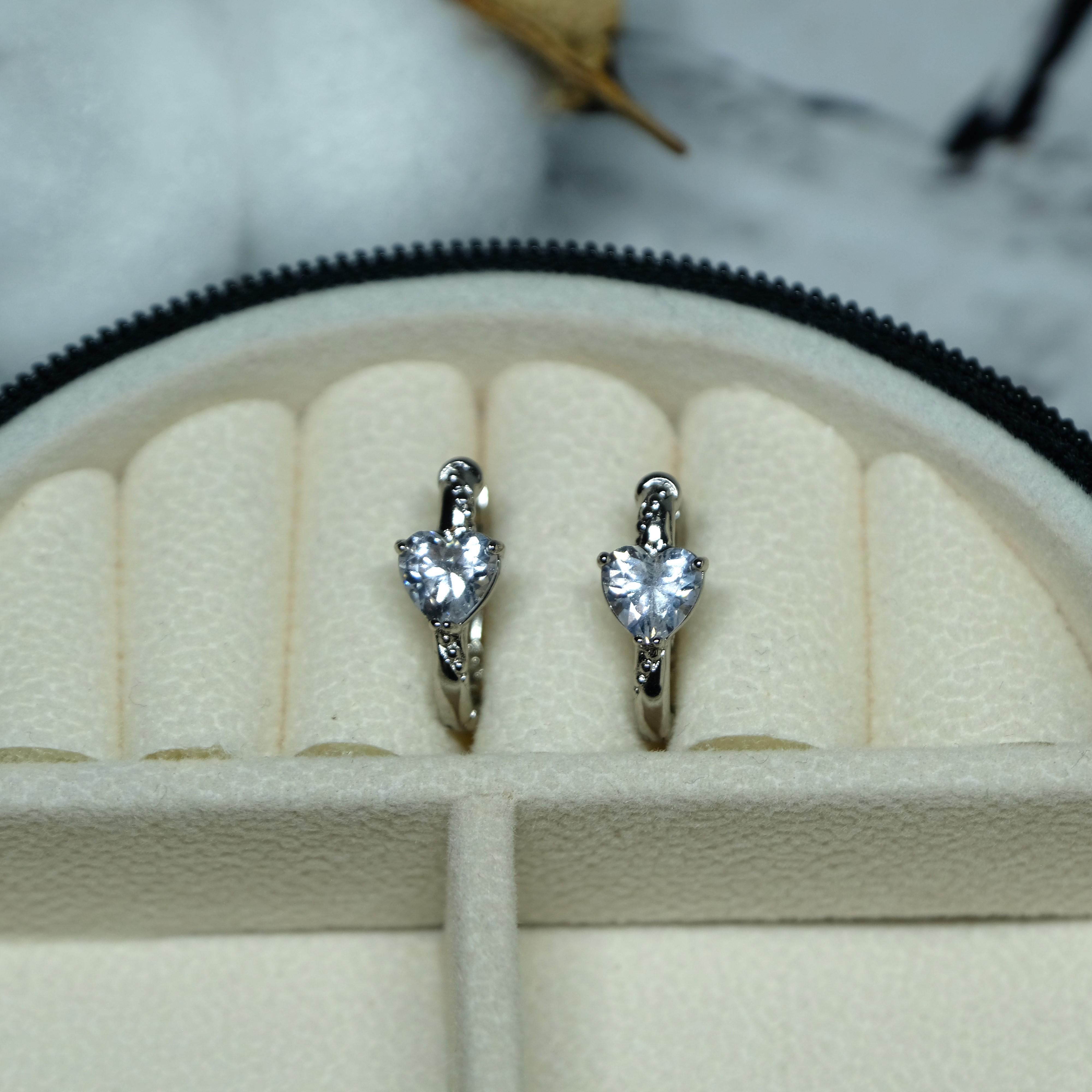 Сережки Xuping Jewerly сердце с белым цирконом из медицинского сплава родий 16х7 мм (XCP-362) Сережки Xuping Jewerly сердце с белым цирконом из медицинского сплава родий 16х7 мм (XCP-362)