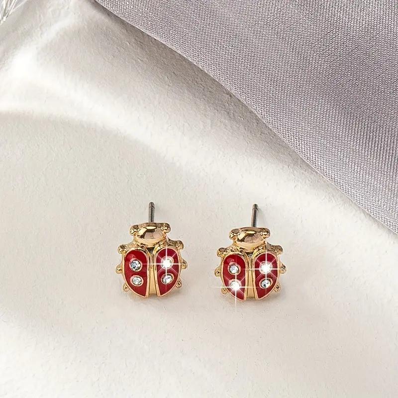 Серьги гвоздики женские LuxAurum399 Божья коровка с белыми кристаллами 1 см Красный/Золотистый (35474053)