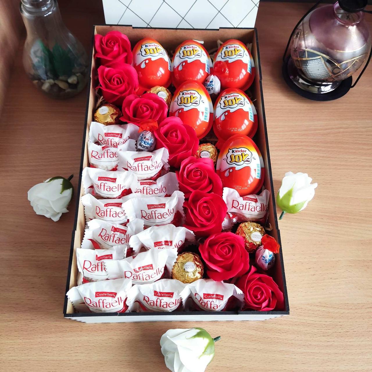 Подарочный бокс с киндерами конфетами и розами для девушки на новый год/день рождения/8 марта (ar113)