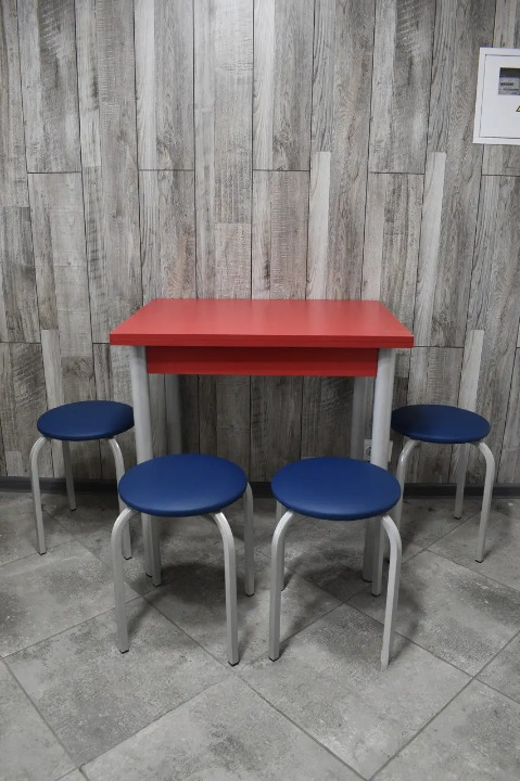 Кухонний комплект Оскар стіл розкладний/табурети 4 шт. Стандарт 60х80/80х120х75 см Червоний/Синій (28374968)