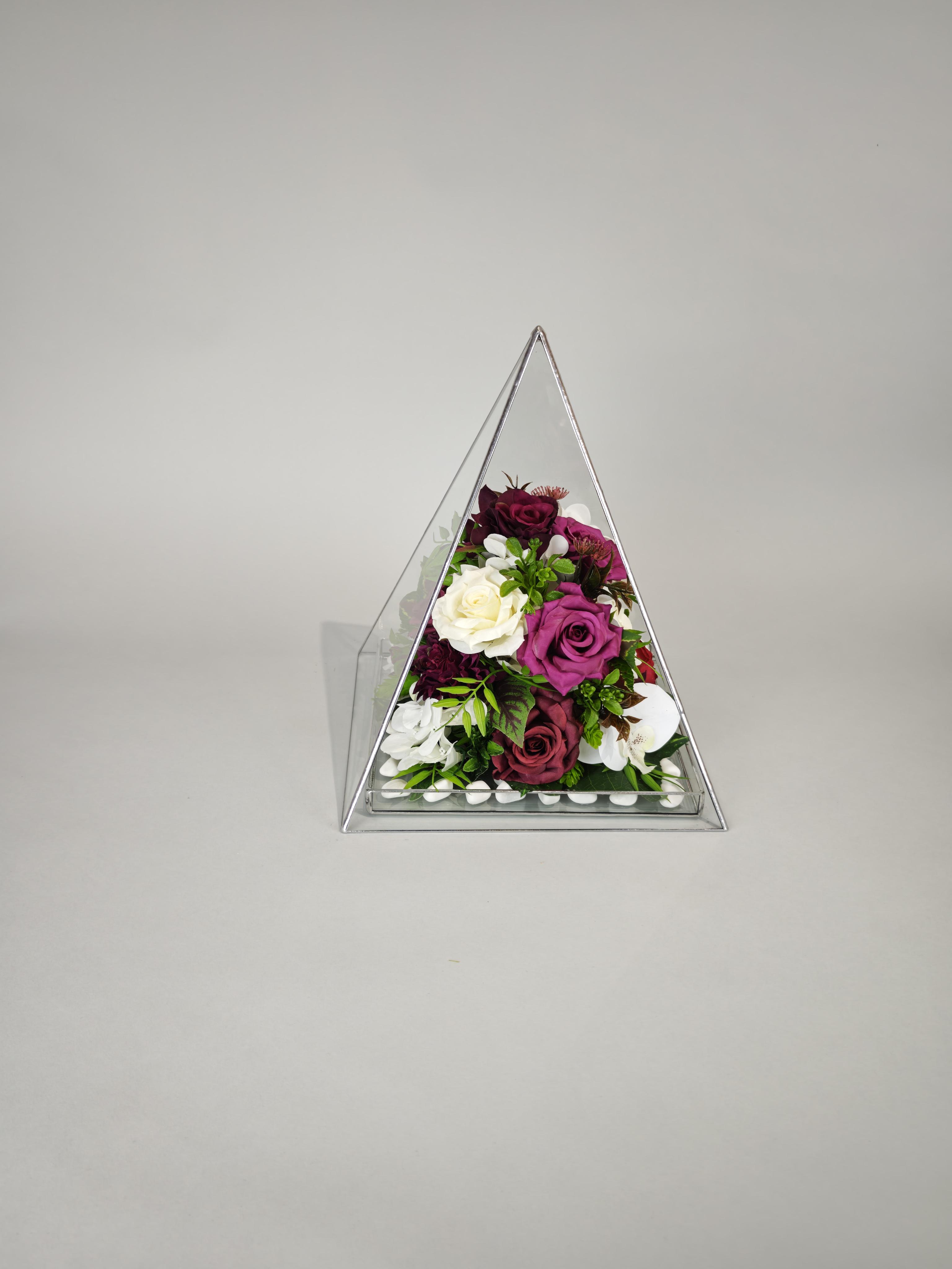 Штучні квіти Назавжди у спогадах ритуальні у скляній піраміді 30х35 см