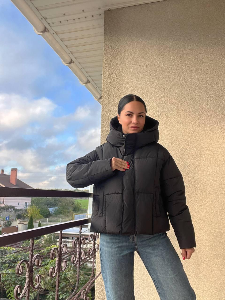 Куртка женская Lady Yep 9068 оверсайз укороченная надпись впереди с капюшоном OS Черный (2948) - фото 8