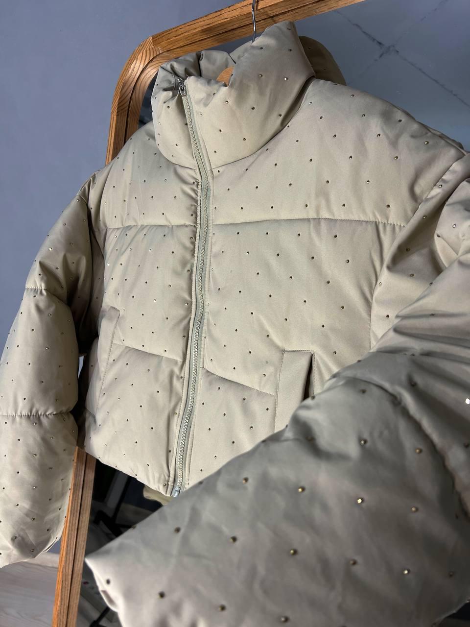 Куртка жіноча Haiziyuan 7165 укорочена пуффер з розсипом камінців демісезонна без капюшона оверсайз L Бежевий (3312) - фото 2 Куртка жіноча Haiziyuan 7165 укорочена пуффер з розсипом камінців демісезонна без капюшона оверсайз L Бежевий (3312) - фото 2