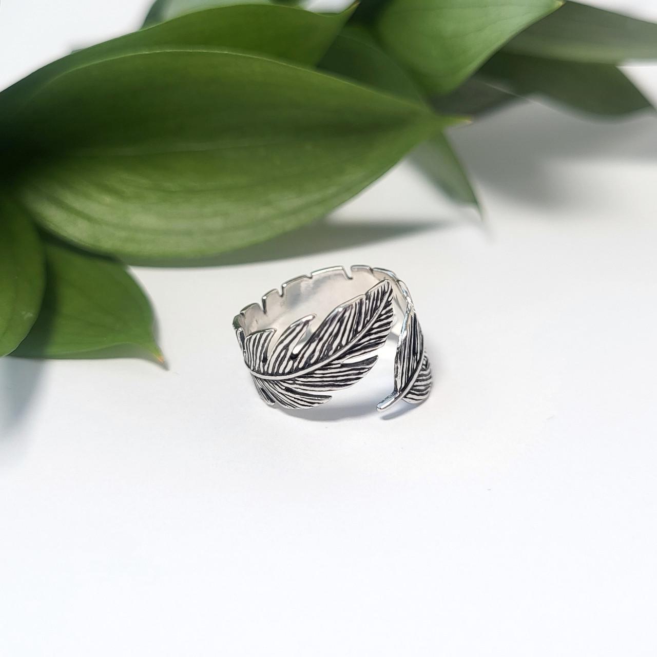 Каблучка широка без каменів Пір'я чорнене срібло 925 проби 3,60 г р. 19 (81061) - фото 5