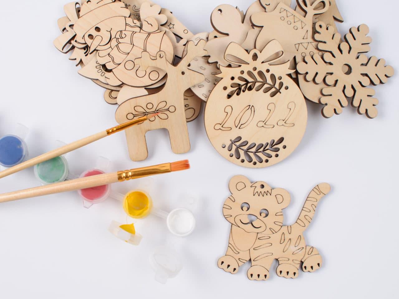 Набір новорічних іграшок-розмальовок Зробив Тато "Веселі свята" 16 шт. з фарбами та двома пензликами (NYBOX20000) - фото 4 Набір новорічних іграшок-розмальовок Зробив Тато "Веселі свята" 16 шт. з фарбами та двома пензликами (NYBOX20000) - фото 4