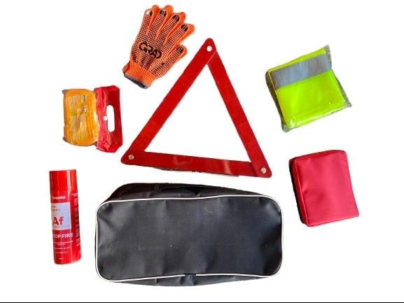 Набор автомобилиста огнетушитель 0,4 кг/трос/аптечка/аварийный знак/жилет/перчатки (8652)