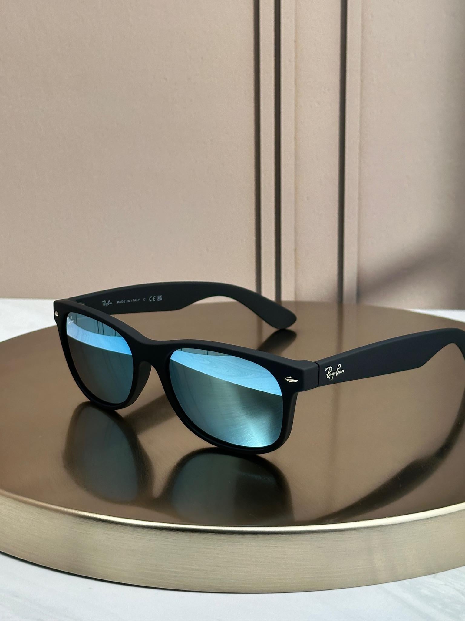 Солнцезащитные очки RAY-BAN RB2132 New Wayfarer зеркальная голубая линза Черный