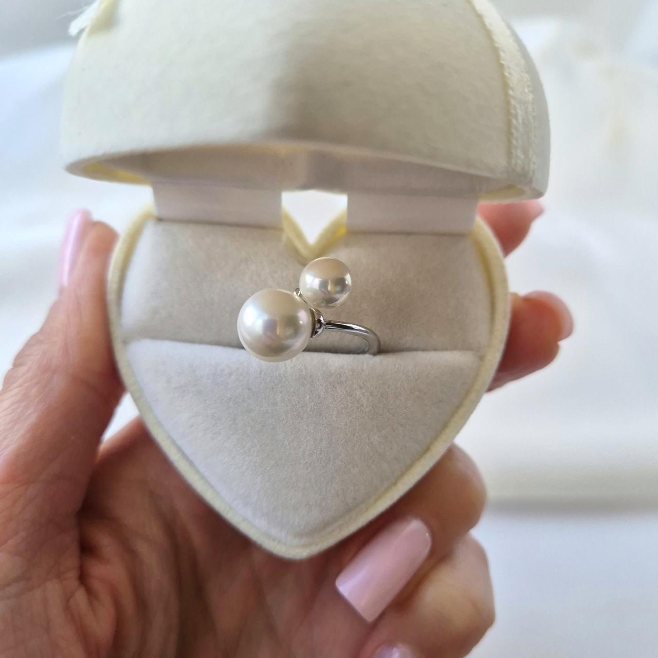 Каблучка поцілунок із перлиною срібло 925 проби родоване 3,60 г р. 18,5 (к2ж/807) - фото 4 Каблучка поцілунок із перлиною срібло 925 проби родоване 3,60 г р. 18,5 (к2ж/807) - фото 4