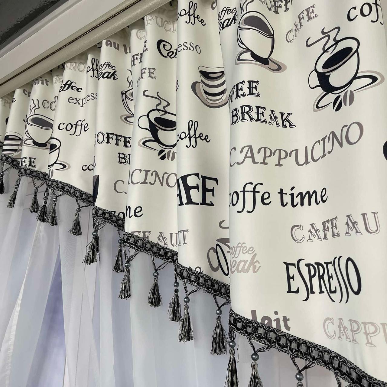 Занавіска з ламбрекеном Coffee Time шифон/атлас з бахромою на тасьмі з сірим малюнком 3x1,8 м Білий (KU-620-3) - фото 4