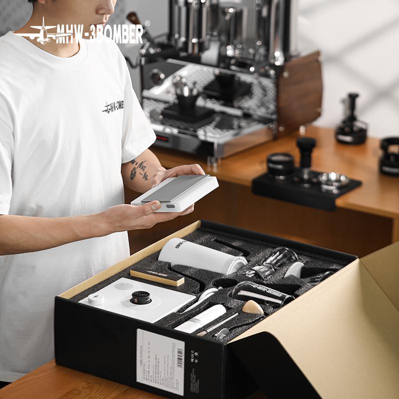 Подарунковий набір бариста MHW-3BOMBER Assassin M1 Drip Coffee Set 9в1 Білий (CS7007W-OS) - фото 3 Подарунковий набір бариста MHW-3BOMBER Assassin M1 Drip Coffee Set 9в1 Білий (CS7007W-OS) - фото 3