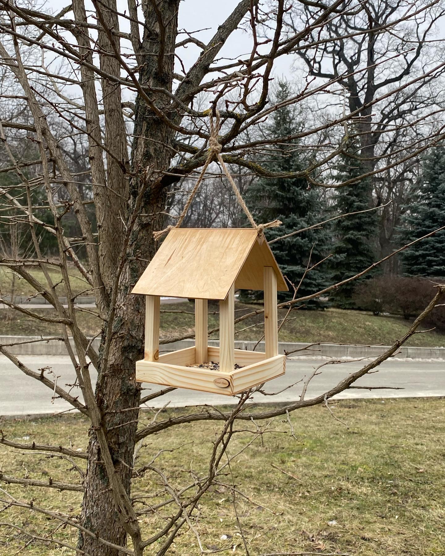 Кормушка для птиц подвесная 20х25х28 см Деревянный (233) - фото 2 Кормушка для птиц подвесная 20х25х28 см Деревянный (233) - фото 2