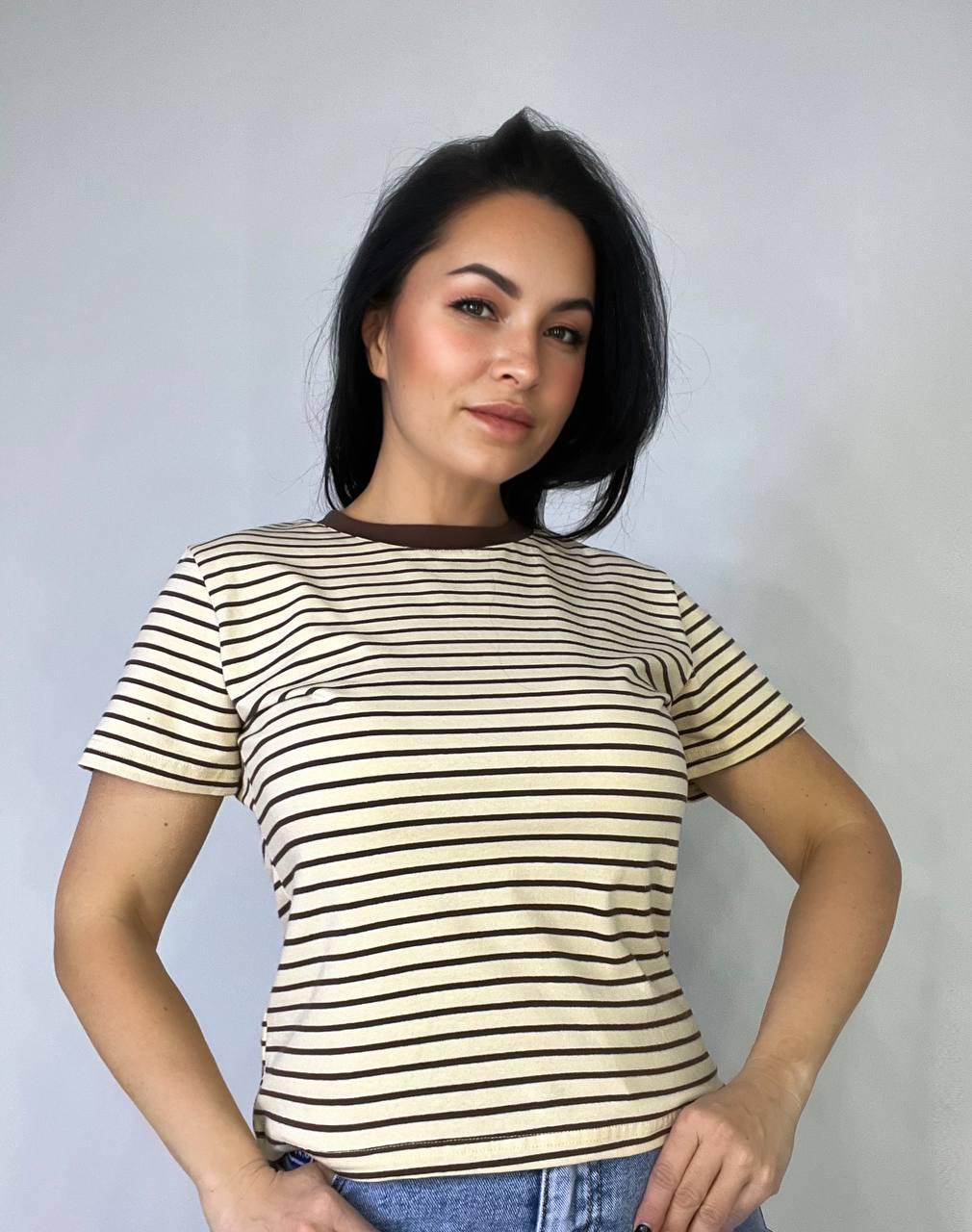 Футболка женская A-N 25190 полосатая базовая контрастный воротник средняя длина OS Коричневый (3771)