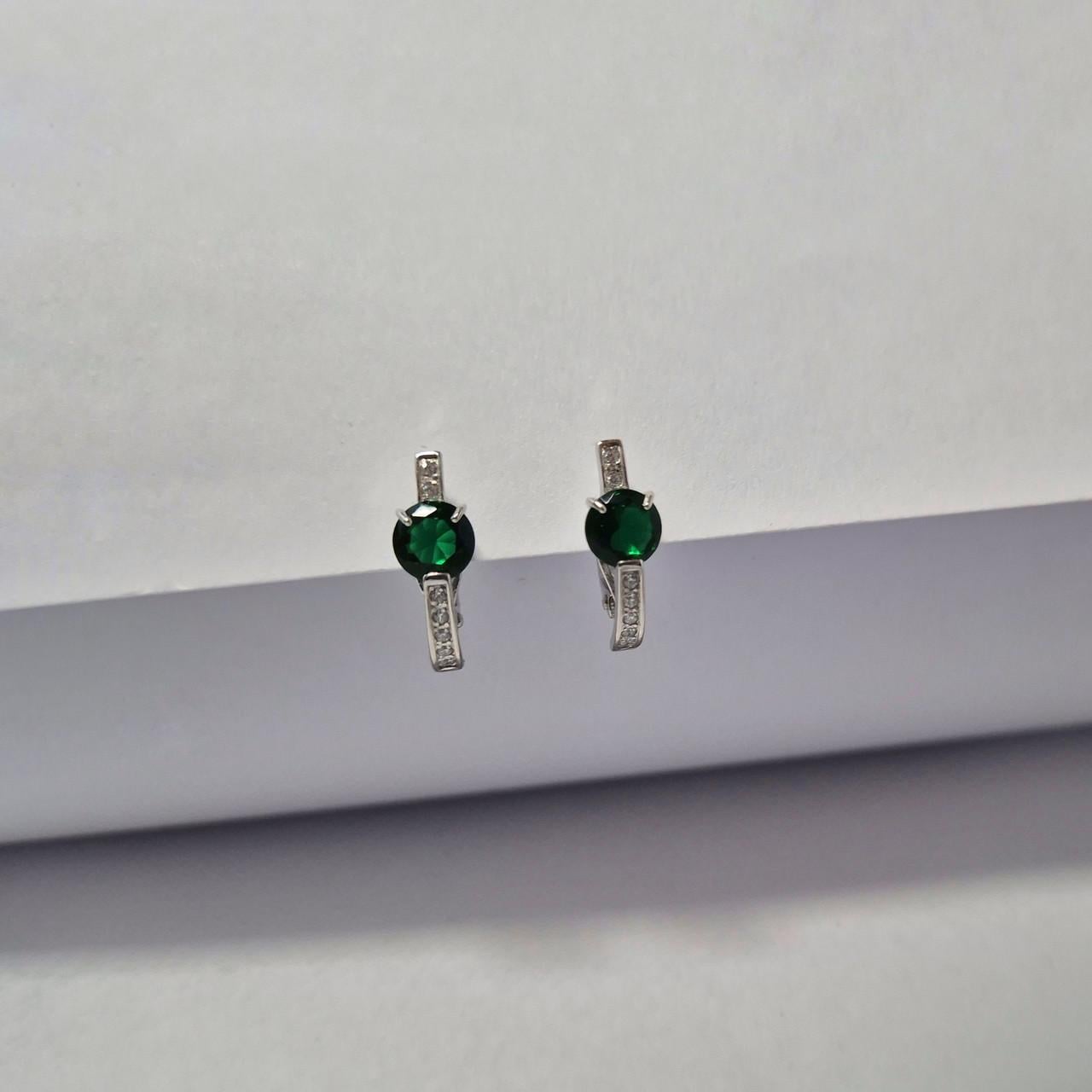 Серьги палочки с зелеными камнями серебро 925 пробы родированное 2,16 г (72095с)