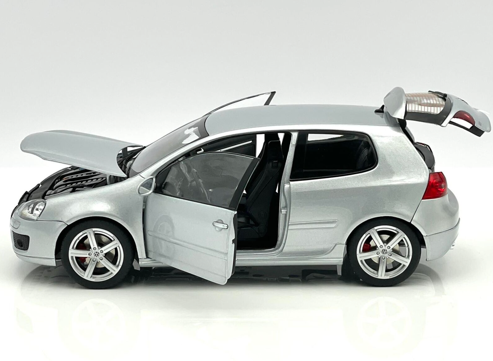ᐉ Модель автомобиля Norev 1:18 Volkswagen Golf 5 GTI Pirelli