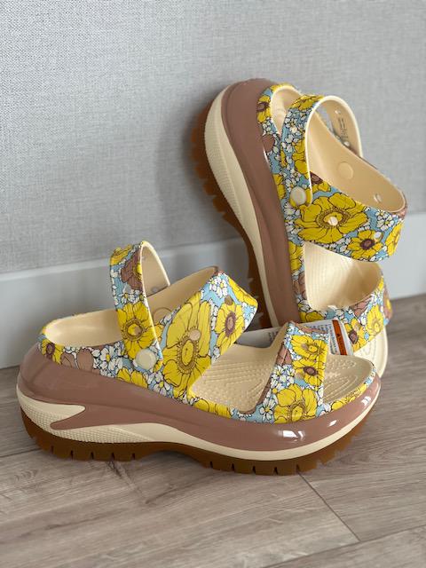 Босоніжки жіночі Crocs Mega Crush Retro Floral р. 39-40 Vanilla/Cork (15268444) - фото 10