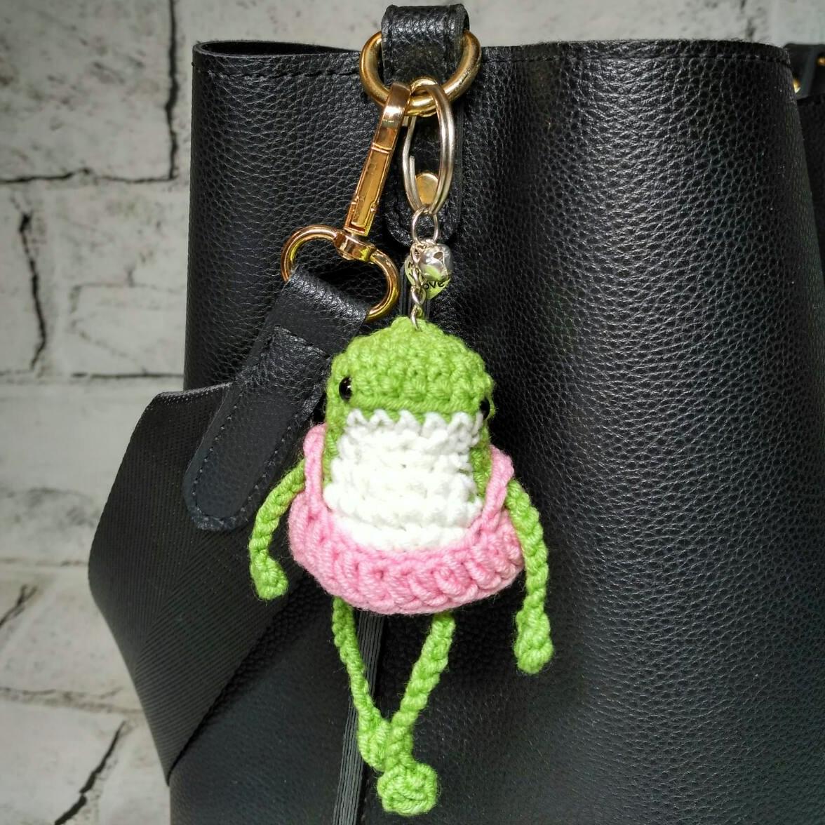 Брелок вязаный ручной работы амигуруми Жабка в платье 5х5 см Зеленый (203-1)