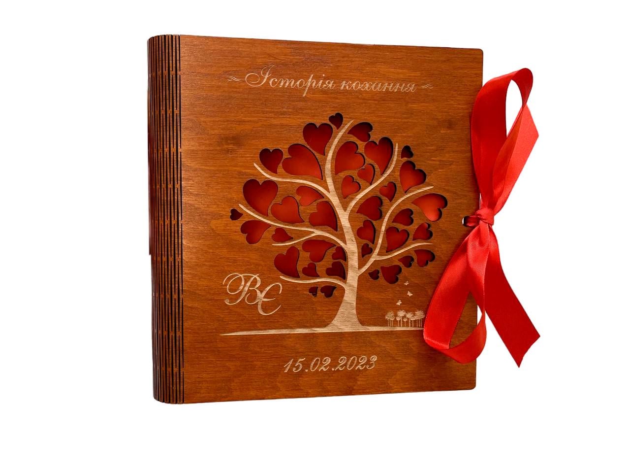 Фотоальбом в дерев'яній обкладинці з гравіюванням "Історія кохання" 22х17 см Червоне дерево (1557)