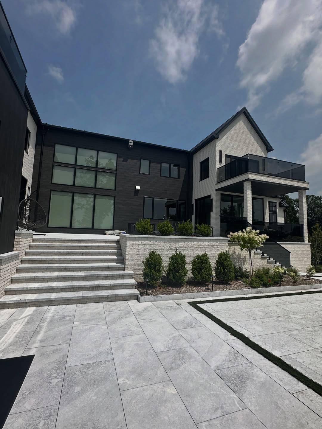 Мрамор Каменный двор Bluestone Sandblasted Brushed 30,5х61х1,2 см (0080) - фото 2 Мрамор Каменный двор Bluestone Sandblasted Brushed 30,5х61х1,2 см (0080) - фото 2