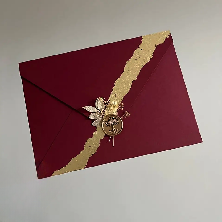 Конверт з дизайнерського паперу А5 16х21,5 см з позолотою та декором Червоний (2474631102)
