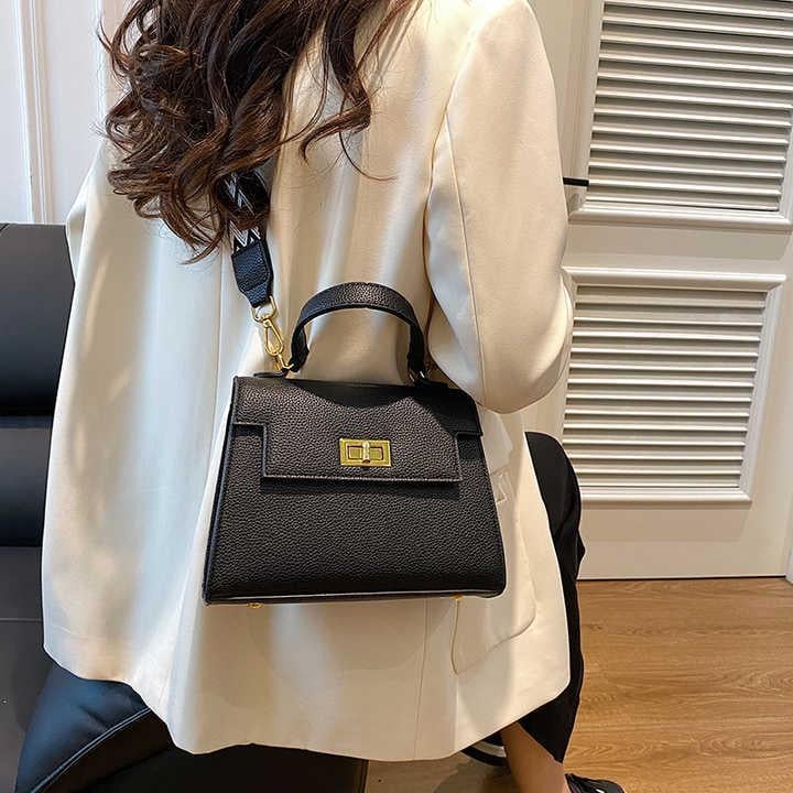 Жіноча сумка Lorian з регульованим плечовим ременем з одним відділенням Чорний (LR 2213 BK) - фото 3 Жіноча сумка Lorian з регульованим плечовим ременем з одним відділенням Чорний (LR 2213 BK) - фото 3