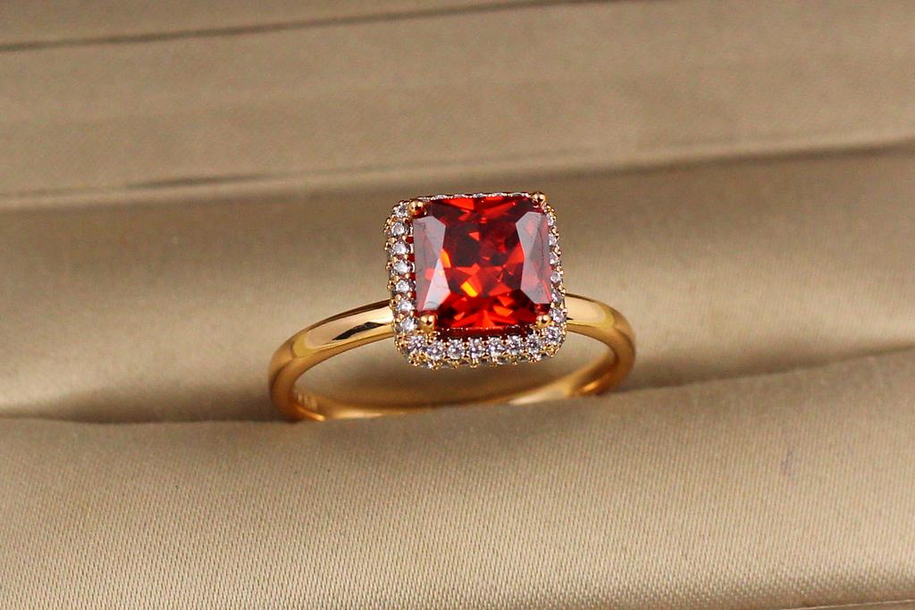 Кольцо Xuping Jewelry Пирамида с красным камнем р. 20 Золотистый (33976929)