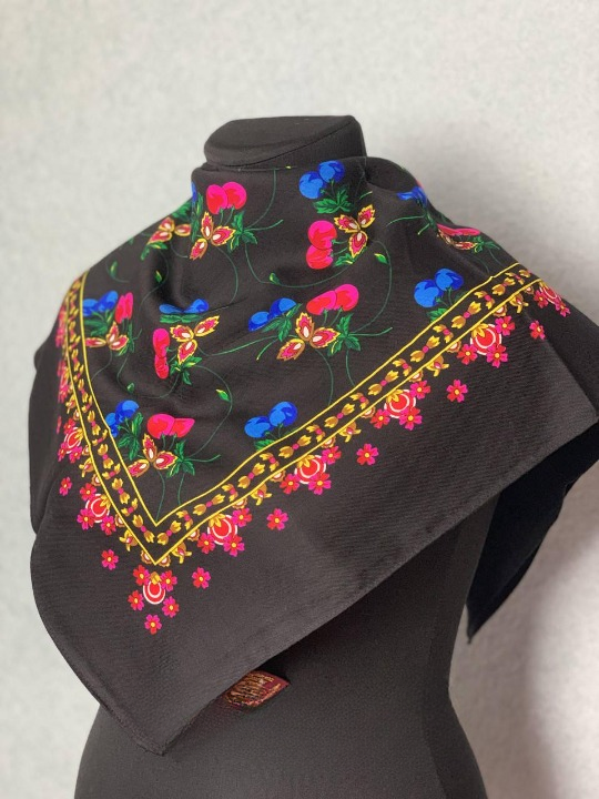 Платок шерстяной Ягоды и цветы 80x80 см Черный (29439561)