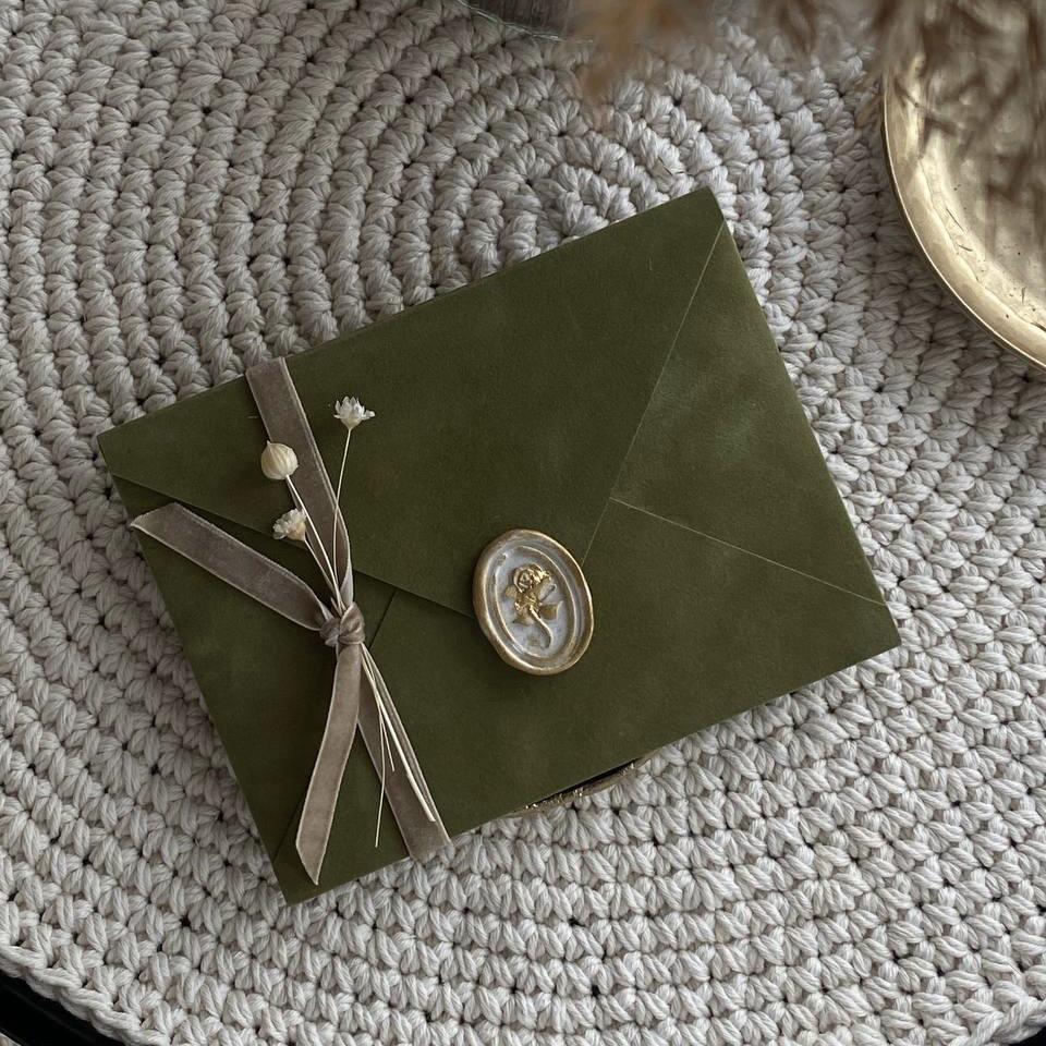 Конверт оксамитовий з підкладкою 15х11 см на магнітній застібці з печаткою та декором Оливковий (1950028258)