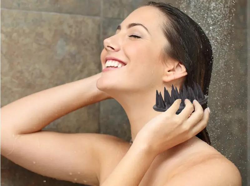 Щетка массажная для мытья волос и нанесения шампуня силиконовая с ручкой 7,8х7,8х6 см Черный (D-0004) - фото 3 Щетка массажная для мытья волос и нанесения шампуня силиконовая с ручкой 7,8х7,8х6 см Черный (D-0004) - фото 3