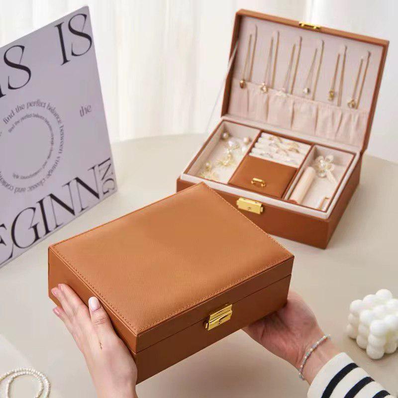 Скринька дворівнева для зберігання прикрас з еко-шкіри на замку 23х17,5х8,5 см Коричневий (ST0402) - фото 2 Скринька дворівнева для зберігання прикрас з еко-шкіри на замку 23х17,5х8,5 см Коричневий (ST0402) - фото 2