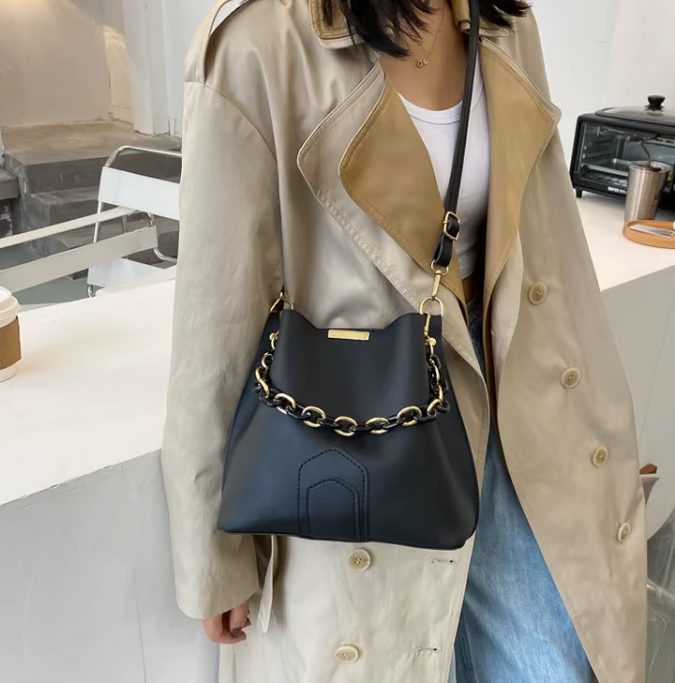 Женская сумка через плечо из искусственной кожи с цепочкой Черный (RN-318)