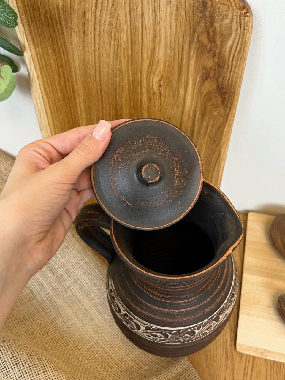 Кувшин керамический глиняный резной с ручкой ангоб 2,5 л (3001-39) - фото 4 Кувшин керамический глиняный резной с ручкой ангоб 2,5 л (3001-39) - фото 4