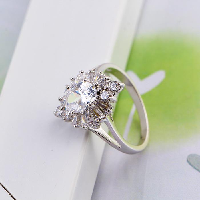 Кольцо с цирконами X10934 Italina р. 18 Белый