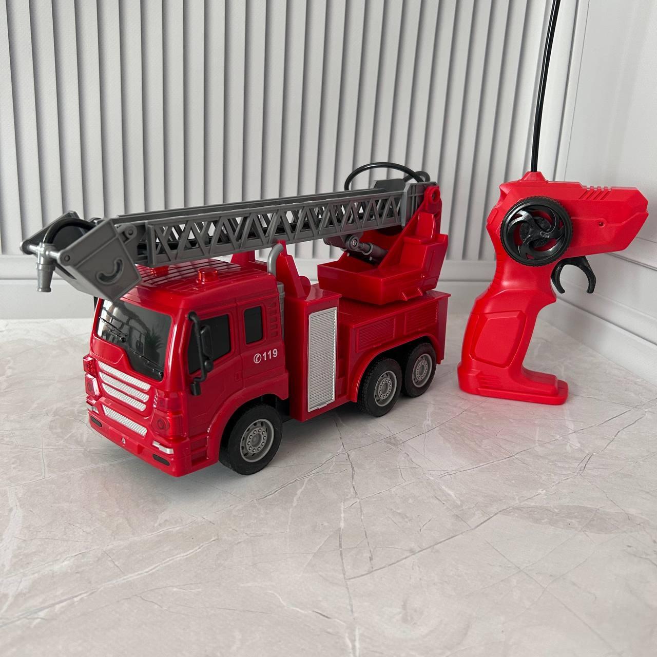 Машина пожежна на радіокеруванні Moka 2075 підсвітка/звуки 1:16 (2590259349)