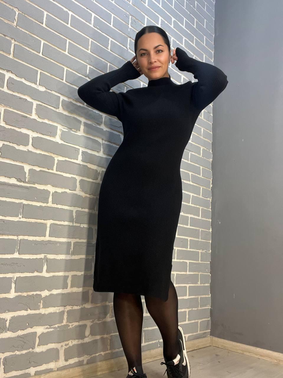 Платье женское ACCORDDREAM 2287 теплая вязка свитер рубчик воротник стойка разрезы миди р. 44-48 Черный (3089) - фото 1