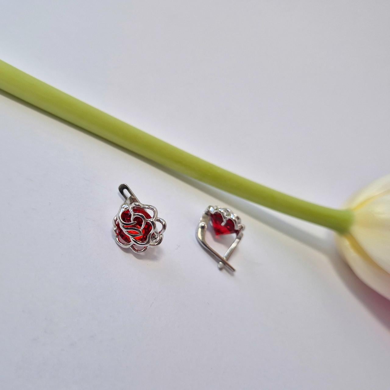 Серьги розовый цветок с малиновыми камнями серебро 925 пробы родированное 2,90 г (56043р)