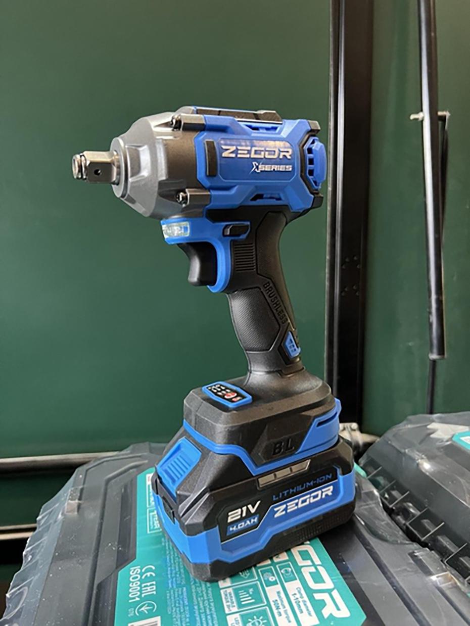 Гайковерт ударный аккумуляторный Zegor SDAX-21BL-500 21V Advanced 2 батареи бесщеточный двигатель/реверс/с подсветкой - фото 13 Гайковерт ударный аккумуляторный Zegor SDAX-21BL-500 21V Advanced 2 батареи бесщеточный двигатель/реверс/с подсветкой - фото 13