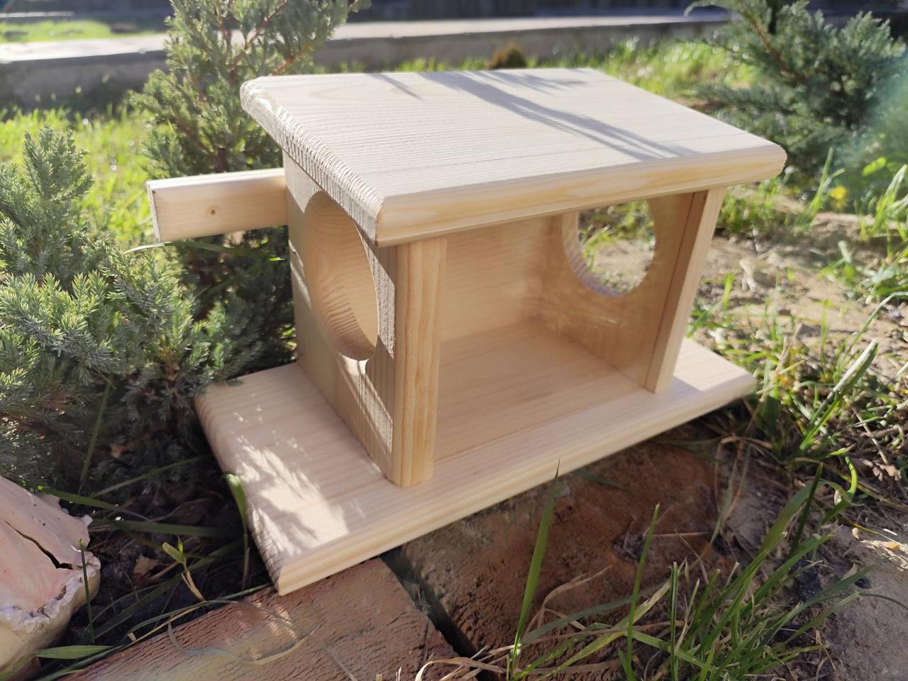 Кормушка для белок Гостинец из древесины без краски 35х20х16 см - фото 4 Кормушка для белок Гостинец из древесины без краски 35х20х16 см - фото 4