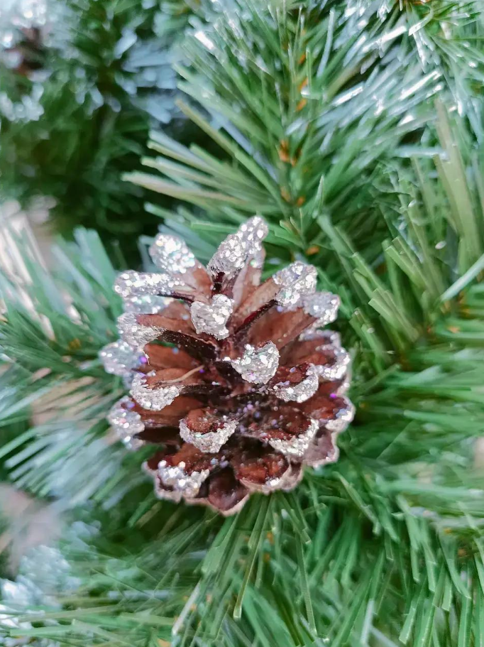 Штучна ялинка Елітна з шишками та підставкою 1,50 м Темно-зелений/Білий (NYT15317) - фото 3 Штучна ялинка Елітна з шишками та підставкою 1,50 м Темно-зелений/Білий (NYT15317) - фото 3