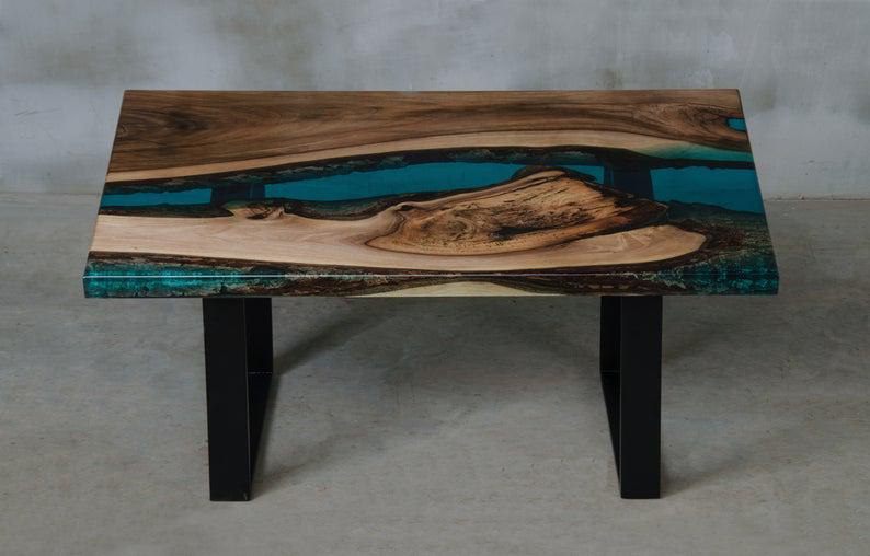 Стіл журнальний річка Сан-Дієго дизайнерський з прозорої синій епоксидної смоли та масиву горіха 900х550х480 мм