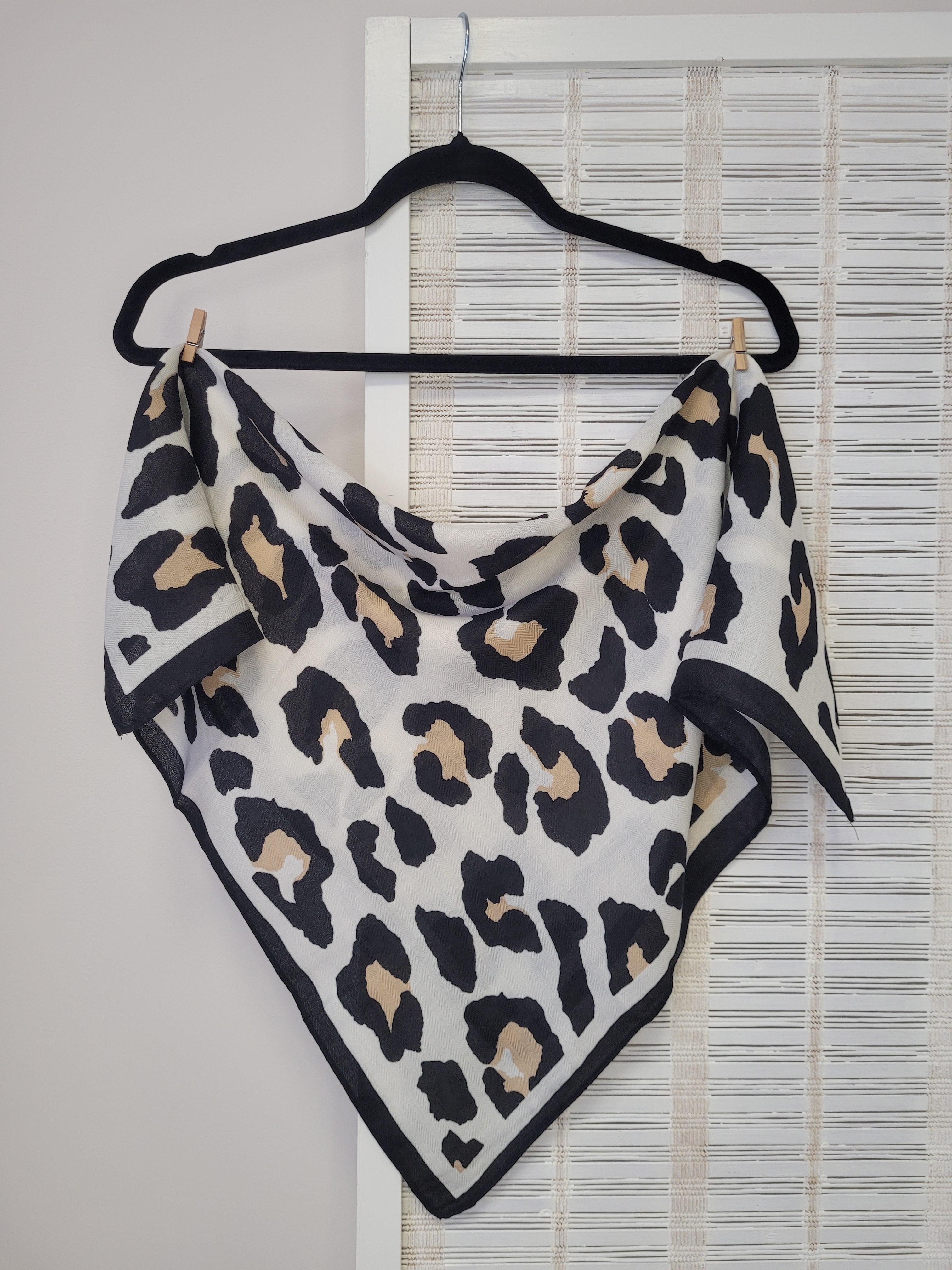 Хустка жіноча шийна з віскози Леопардовий принт 70х70 см Білий Чорний (009964)