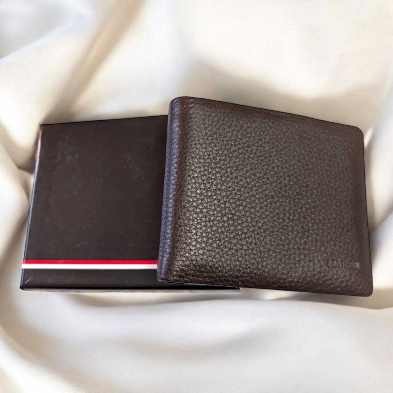 Кошелек кожаный мужской на магните с отделом для монет 12х10 см Коричневый (126) Кошелек кожаный мужской на магните с отделом для монет 12х10 см Коричневый (126)