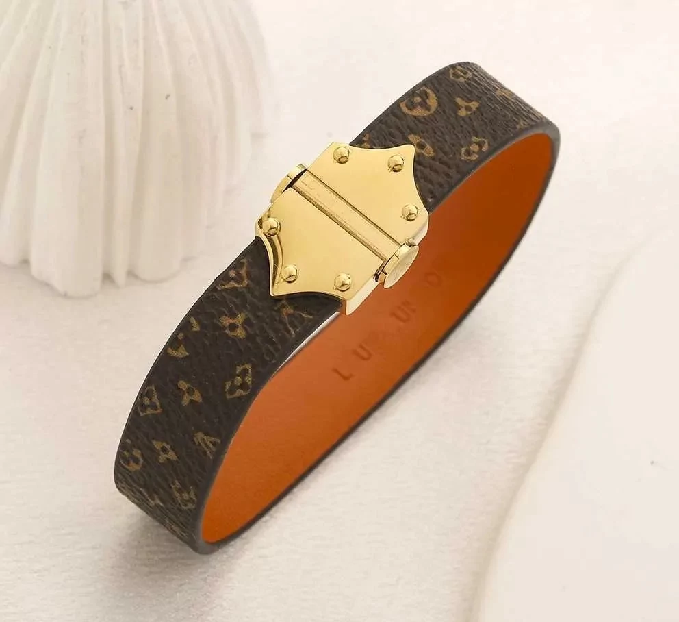 Браслет женский кожаный LV0160 с золотой пряжкой Коричневый Браслет женский кожаный LV0160 с золотой пряжкой Коричневый