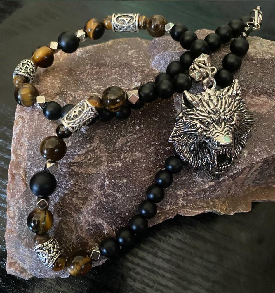 Колье LITAURS из натуральных камней оникс матовый тигровый глаз с металлическими вставками рунами и кулоном голова волка (24075) - фото 4 Колье LITAURS из натуральных камней оникс матовый тигровый глаз с металлическими вставками рунами и кулоном голова волка (24075) - фото 4