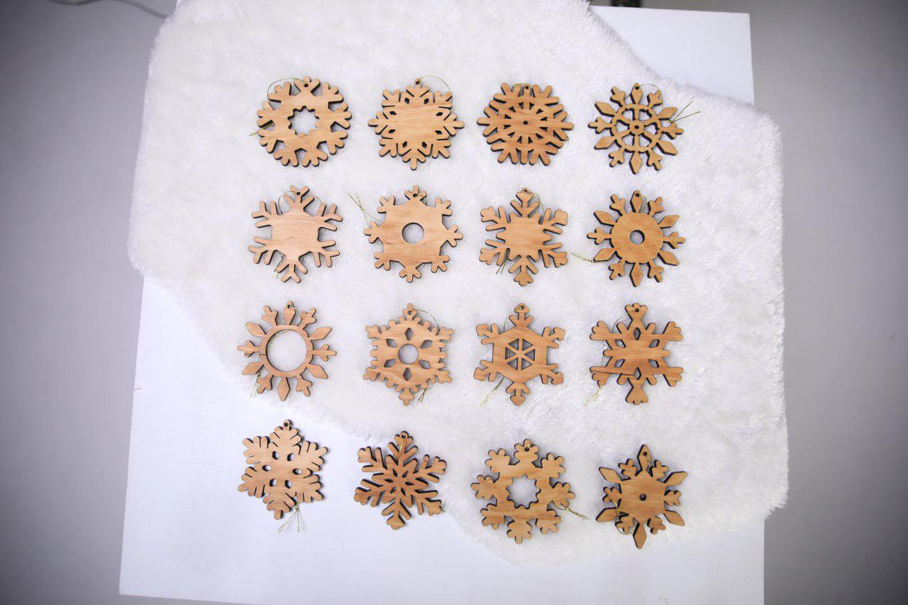 Сніжинки для ялинки підвісні 16 шт. з фанери d 10x0,5 см (WD-198.1)