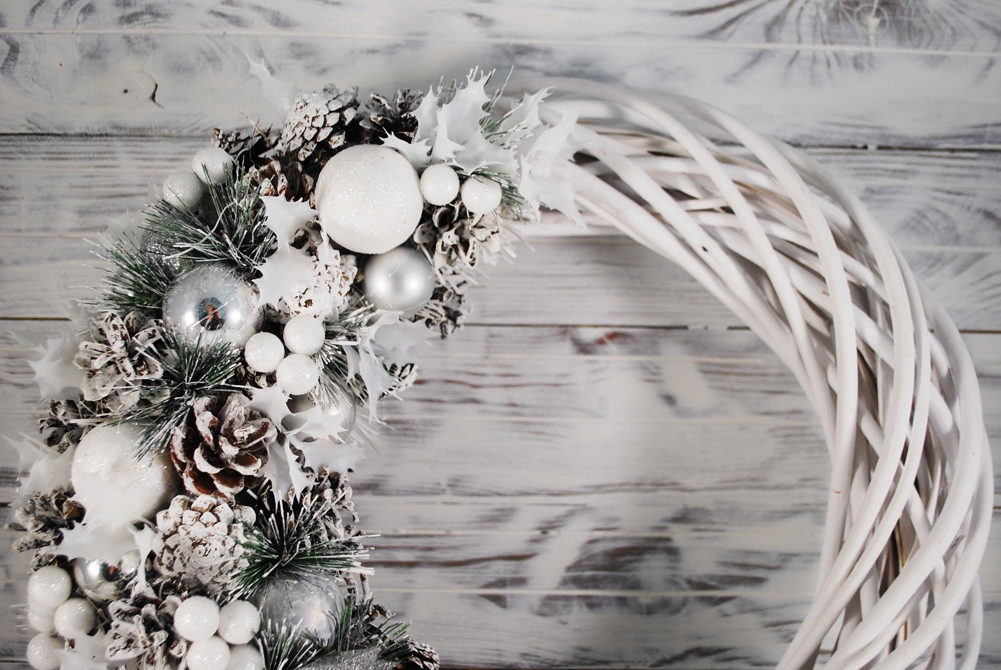 Вінок новорічний 37 см Білий/Срібний (4781926) - фото 3 Вінок новорічний 37 см Білий/Срібний (4781926) - фото 3